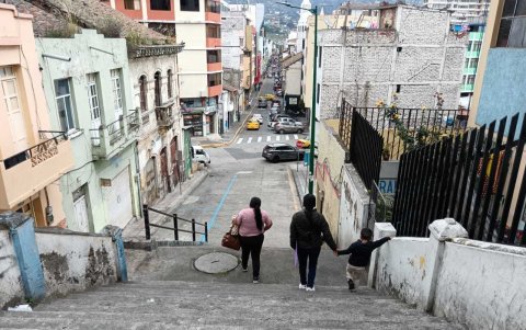 Escalinatas descuidadas sobran.