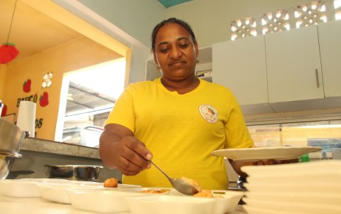 Bertha Cabezas es madre soltera en Isla Trinitaria; su mayor miedo es que su hijo adolescente sea captado por grupos de delincuencia organizada.