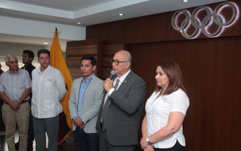 Jorge Delgado, junto a sus vicepresidentes Jefferson Pérez y Lorena Arroyo.