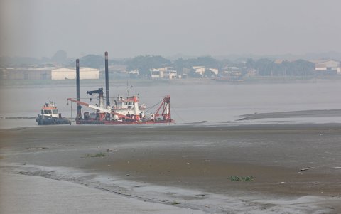 La draga junto a sedimento en el río Guayas.