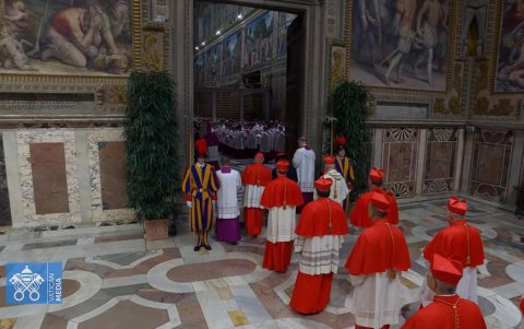 Cardenales ingresan a la Capilla Sixtina para iniciar el cónclave, donde se elegirá al sucesor del papa Francisco.