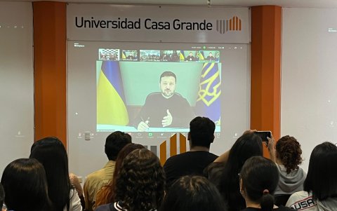Cientos de 'casagrandinos' asistieron al auditorio de su institución para participar del conversatorio.
