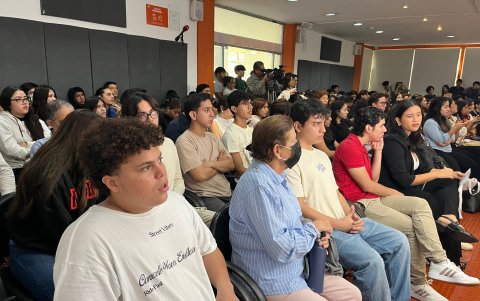 El auditorio de la universidad se llenó, pues todos querían formar parte del conversatorio.