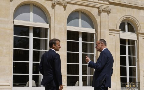 El presidente francés, Emmanuel Macron conversa con el recién elegido canciller alemán, Friedrich Merz, en el jardín del Palacio del Elíseo en París.