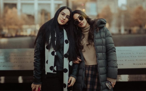 Iesmin Pincay junto a su hermana Michela Pincay, en una de las imágenes compartidas en redes.