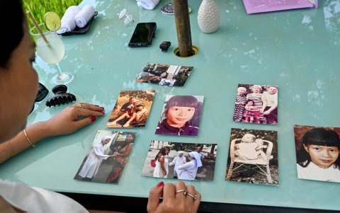 Odile Dussart exhibe fotos familiares en su casa recién alquilada en Hoi An.