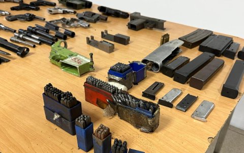 En el taller se encontraron armas, municiones y cientos de accesorios para repotenciarlas.