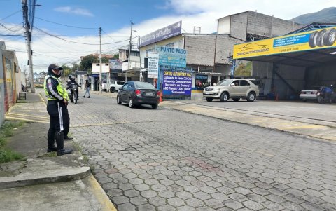 Un agente civil de tránsito está en los exteriores del centro de revisión en La Florida. El 7 de mayo no hubo fila para el ingreso.