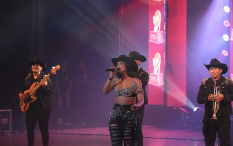 Dayanara junto a su banda.