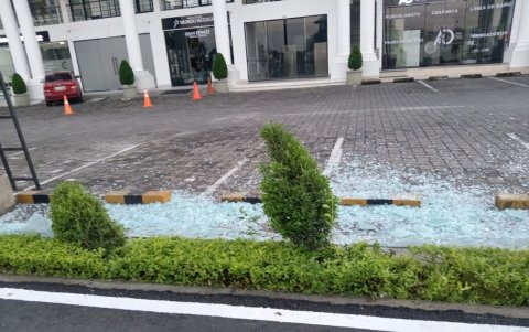 Uno de los heridos intentó huir, pero perdió el control del auto y se estrelló contra barandas de vidrio de la plaza comercial.