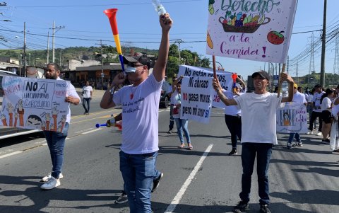 Los familiares de los presos bloquearon el paso de la vía, durante la protesta en los exteriores de la cárcel La Roca.