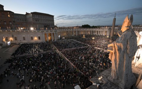 Feligreses de todo el mundo se congregaron en la Plaza de San Pedro, atentos al humo de la Capilla Sixtina que aún no anuncia un nuevo papa.