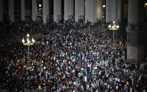 La chimenea de la Capilla Sixtina volvió a emitir humo negro ante la mirada de miles de feligreses, indicando que aún no hay nuevo papa electo en el Vaticano.