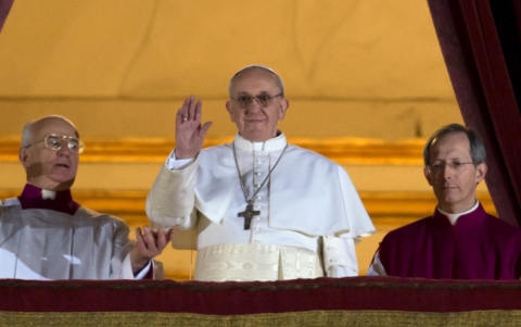 Jorge Mario Bergoglio, ahora papa Francisco, fue elegido en el cónclave de 2013 tras solo cinco votaciones, sorprendiendo al mundo por su cercanía y mensaje de humildad.