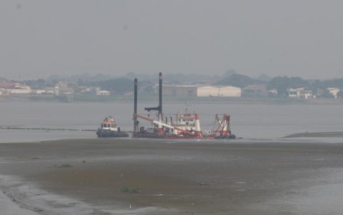 La draga operaba en las aguas del río Guayas.