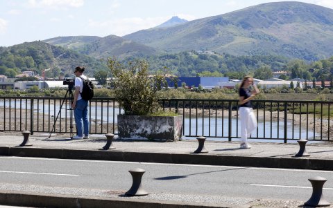 Puente sobre el rio Bidasoa, frontera entre Francia y España, en el País Vasco, donde son víctimas los inmigrantes procedente de África y los ciudadanos negros que viven en la comarca.