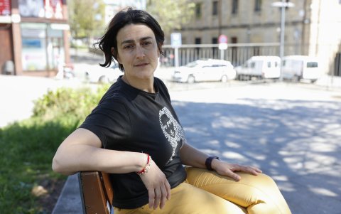 La miembro de Irungo Harrera Sarea, la red de acogida de Irun, Ohiana Galardi Ogallar, posa tras ofrecer una entrevista sobre el drama de la inmigración en la frontera entre España y Francia.