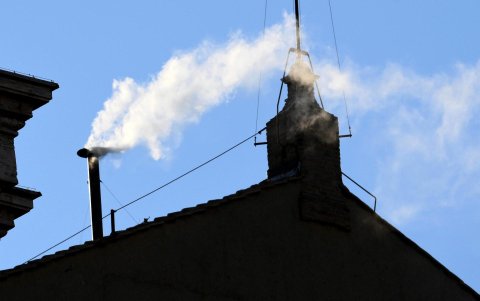 La fumata blanca sobre la Capilla Sixtina confirmó la elección del nuevo papa en el Vaticano.