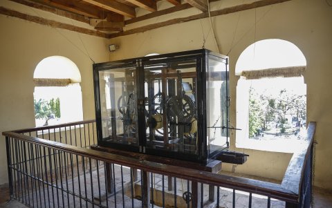 Fotografía del 11 de abril de 2025 del reloj en la torre del campanario en la catedral de la Inmaculada Concepción en Comayagua (Honduras)