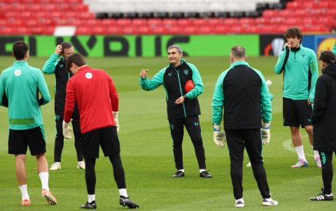 El entrenador del Athletic Bilbao, Ernesto Valverde (C), dirige una sesión de entrenamiento en Manchester, Gran Bretaña, el 7 de mayo de 2025.