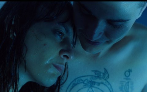 La protagonista se llama Camila, y su historia es la que guía a la trama.