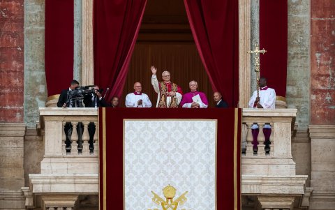 Robert Francis Prevost salió al balcón central de la basílica de San Pedro, convertido en el papa León XIV.