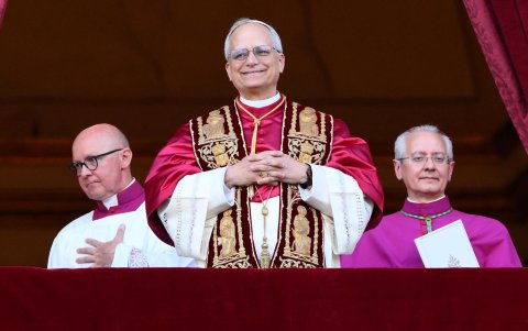 El recién elegido Papa León XIV (c), cardenal Robert Francis Prevost de EE.UU., sonríe desde la logia central de la Basílica de San Pedro, Ciudad del Vaticano.