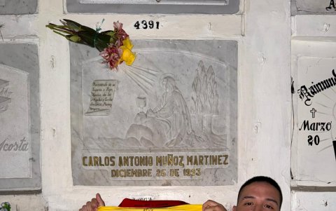 Carlos Muñoz Vergara y la camiseta 100 en honor a su padre Carlos Muñoz Martínez.