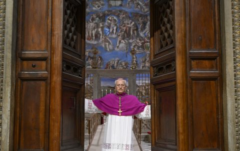 Diego Giovanni Ravelli, Maestro de las Celebraciones Litúrgicas Pontificias, cierra puertas de la Capilla Sixtina al inicio del cónclave para elegir un nuevo Papa en la Capilla Sixtina en el Vaticano.