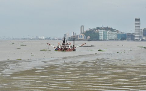 Las operaciones de la draga en el río Guayas fueron suspendidas el 15 de abril del 2025.