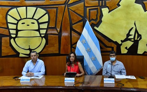 Juan Carlos Proaño, director de Dragado de la Prefectura del Guayas (i); Marcela Aguiñaga, prefecta del Guayas; y Luis Mera, director de proyectos de Dragando por Guayas.