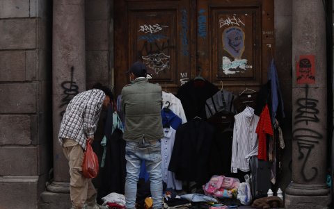 Las calles que rodean al casco colonial, como la Guayaquil, siguen llenándose de puestos improvisados.