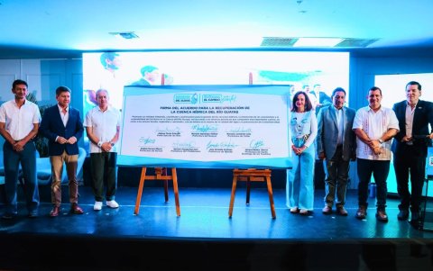 Siete prefectos firmaron el Acuerdo para la Recuperación de la Cuenca Hídrica del río Guayas, en el marco del I Foro Provincial de Cambio Climático 2024.