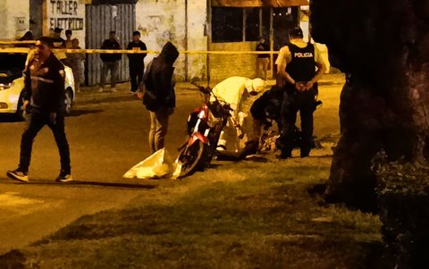 Las dos víctimas fueron acorraladas por otra motocicleta.