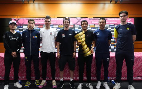 Richard Carapaz con el trofeo que se llevará el ganador del Giro de Italia.