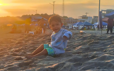 Tamir, en la playa, disfruta un instante de paz mientras sigue luchando con valentía por mantenerse con vida.