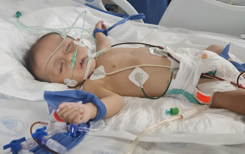 El pequeño Tamir, durante una de las tantas intervenciones médicas que ha enfrentado en su incansable lucha por aferrarse a la vida.