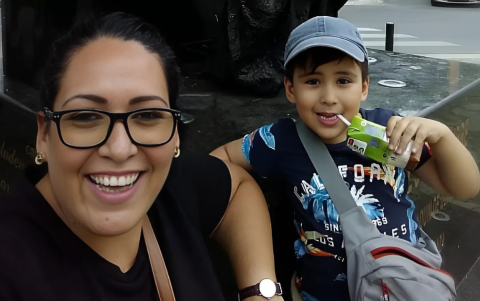 Un instante de felicidad entre Adriana y Santiago, madre e hijo unidos por un lazo profundo que ni la tragedia ha podido borrar.