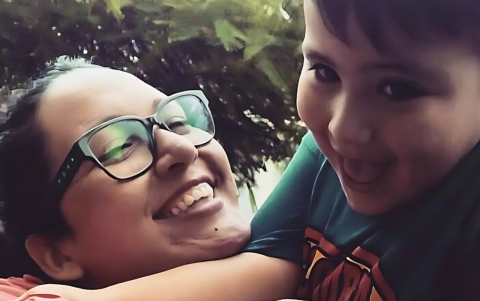 Adriana Camacho y su pequeño hijo Santiago, en vida, compartiendo momentos de amor y ternura que hoy permanecen en la memoria.