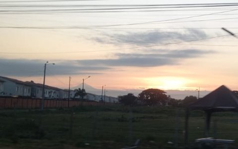 En varias urbanizaciones de la vía a Salitre, en Daule, se observó el nevado Chimborazo, la mañana de este vierens 9 de mayo.