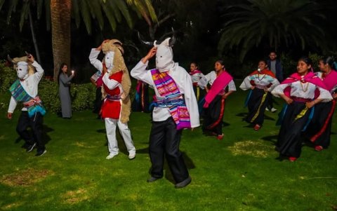 La Nacionalidad Shuar de Pastaza y delegaciones de Napo danzan al ritmo de sus cantos ancestrales, conectando con la selva y compartiendo su cosmovisión.