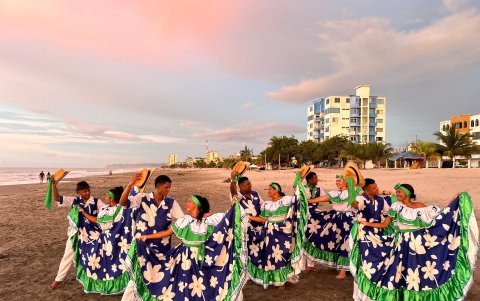 Cuando el grupo se presenta, no es un espectáculo lo que el público ve, sino una ceremonia.