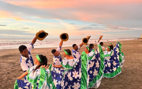 Las bailarinas y bailarines entran luego, como figuras de agua. Se mueven con una cadencia que parece flotar, pero con un ritmo que golpea.