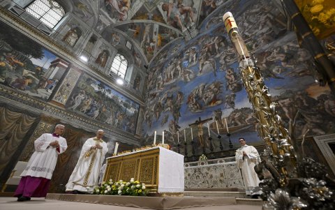 El papa León XIV oficia este viernes, su primera misa en la Capilla Sixtina ante los 133 cardenales que este jueves le eligieron en la cuarta votación en el cónclave.