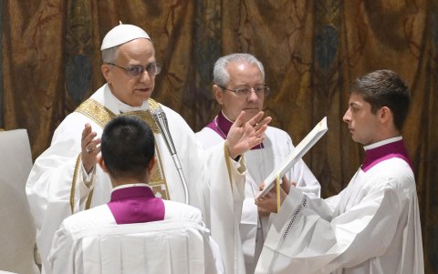 León XIV oficia este 9 de mayo de 2025, su primera misa en la Capilla Sixtina ante los 133 cardenales que este jueves le eligieron en la cuarta votación en el cónclave.