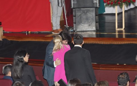 José De La Gasca saludó este 9 de mayo en la entrega de credenciales con la asambleísta Anabella Azín, una de las opcionadas para presidir el Legislativo.