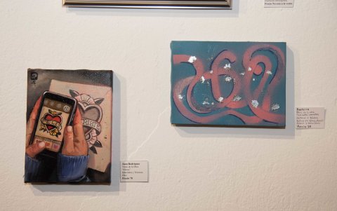 Las piezas están elaboradas en pequeños lienzos de 15 centímetros por 20 centímetros.