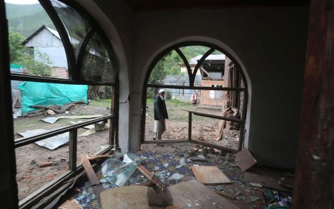 Un aldeano de Cachemira inspecciona una casa dañada tras los bombardeos transfronterizos de Pakistán, en la aldea de Gingal en Uri, Cachemira administrada por India, 09 de mayo de 2025.