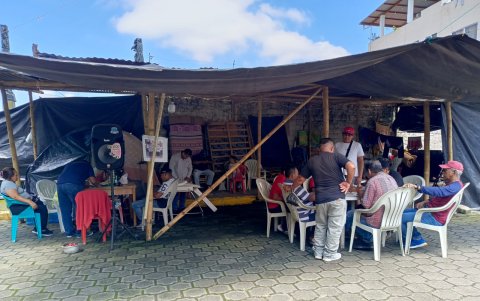 Varias personas se han instalado en los exteriores