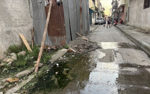Los callejones lucen en mal estado y con malos olores